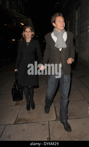 Prinzessin Beatrice und ihr Freund Dave Clark verlassen Lou Lou s Private Member ClubFeaturing: Prinzessin Beatrice, Dave Clark Where: London United KingdomWhen: 13. Dezember 2012 Stockfoto