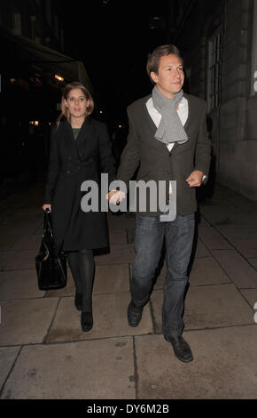 Prinzessin Beatrice und ihr Freund Dave Clark verlassen Lou Lou s Private Member ClubFeaturing: Prinzessin Beatrice, Dave Clark Where: London United KingdomWhen: 13. Dezember 2012 Stockfoto