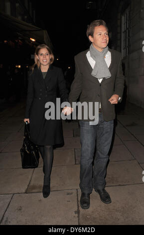 Prinzessin Beatrice und ihr Freund Dave Clark verlassen Lou Lou s Private Member ClubFeaturing: Prinzessin Beatrice, Dave Clark Where: London United KingdomWhen: 13. Dezember 2012 Stockfoto