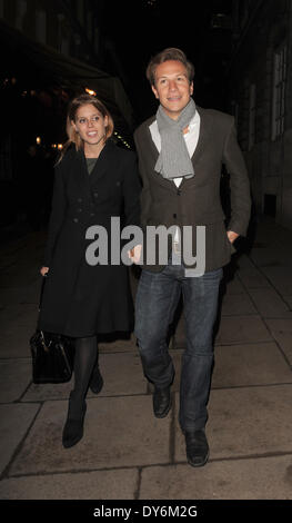 Prinzessin Beatrice und ihr Freund Dave Clark verlassen Lou Lou s Private Member ClubFeaturing: Prinzessin Beatrice, Dave Clark Where: London United KingdomWhen: 13. Dezember 2012 Stockfoto