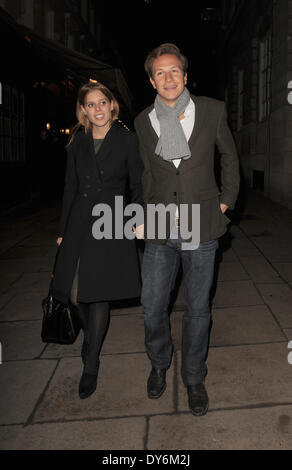 Prinzessin Beatrice und ihr Freund Dave Clark verlassen Lou Lou s Private Member ClubFeaturing: Prinzessin Beatrice, Dave Clark Where: London United KingdomWhen: 13. Dezember 2012 Stockfoto