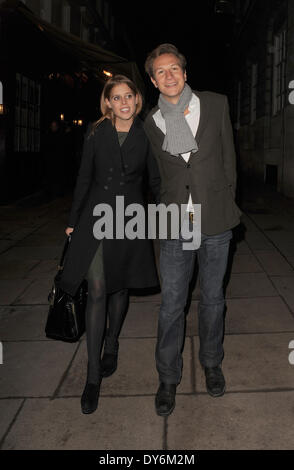 Prinzessin Beatrice und ihr Freund Dave Clark verlassen Lou Lou s Private Member ClubFeaturing: Prinzessin Beatrice, Dave Clark Where: London United KingdomWhen: 13. Dezember 2012 Stockfoto