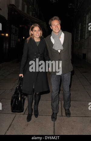 Prinzessin Beatrice und ihr Freund Dave Clark verlassen Lou Lou s Private Member ClubFeaturing: Prinzessin Beatrice, Dave Clark Where: London United KingdomWhen: 13. Dezember 2012 Stockfoto