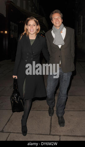 Prinzessin Beatrice und ihr Freund Dave Clark verlassen Lou Lou s Private Member ClubFeaturing: Prinzessin Beatrice, Dave Clark Where: London United KingdomWhen: 13. Dezember 2012 Stockfoto