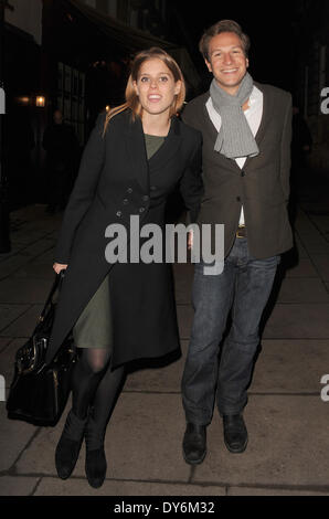 Prinzessin Beatrice und ihr Freund Dave Clark verlassen Lou Lou s Private Member ClubFeaturing: Prinzessin Beatrice, Dave Clark Where: London United KingdomWhen: 13. Dezember 2012 Stockfoto