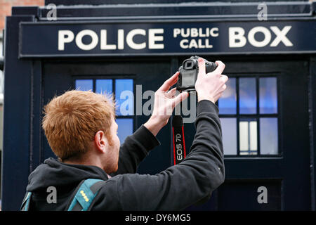 Boscombe, UK. 8. April 2014. BOSCOMBE die lang ersehnte Polizei Box "Tardis" ist offiziell der Öffentlichkeit vorgestellt von Bournemouth Ost MP Tobias Ellwood vor Würdenträger, Händler und Bewohner. Die Polizei sagt, Feld, einer von nur zwei operative des Landes, eine gut sichtbare polizeiliche Präsenz am westlichen Ende des Bezirks über Christchurch Road zur Verfügung stellt. Es wird regelmäßig Tages-Zeiten besetzt werden, und eine gelbe Telefon angeschlossen wird der Öffentlichkeit Dorset Polizei zu anderen Zeiten verbinden. Bildnachweis: Carolyn Jenkins/Alamy Live-Nachrichten Stockfoto