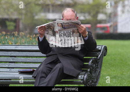 London UK. 8. April 2014. Ein Mann liest eine Zeitung Publikation über den Tod von Peaches Geldof im Alter von 25, stirbt unerwartet am 7. April Credit: Amer Ghazzal/Alamy Live-Nachrichten Stockfoto