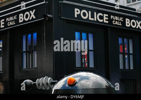 Boscombe, UK. 8. April 2014. BOSCOMBE die lang ersehnte Polizei Box "Tardis" ist offiziell der Öffentlichkeit vorgestellt von Bournemouth Ost MP Tobias Ellwood vor Würdenträger, Händler und Bewohner. Die Polizei sagt, Feld, einer von nur zwei operative des Landes, eine gut sichtbare polizeiliche Präsenz am westlichen Ende des Bezirks über Christchurch Road zur Verfügung stellt. Es wird regelmäßig Tages-Zeiten besetzt werden, und eine gelbe Telefon angeschlossen wird der Öffentlichkeit Dorset Polizei zu anderen Zeiten verbinden. Bildnachweis: Carolyn Jenkins/Alamy Live-Nachrichten Stockfoto