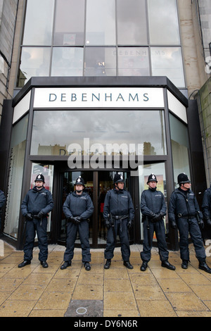 Polizei säumen den Weg von der Make Poverty History Protestmarsch gegen den G8-Gipfel in Edinburgh. Stockfoto