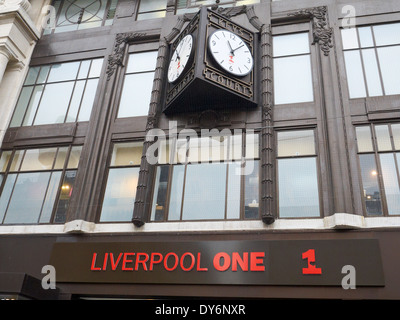 Schlüssel-Gericht Wanduhr mit Liverpool ein shopping Zeichen in Liverpool Merseyside UK Stockfoto