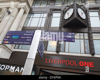 Schlüssel-Gericht-Uhr mit Wegweiser in Liverpool Merseyside UK Stockfoto