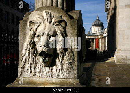 Löwen Kopf Trinkbrunnen vor St Martin in den Bereichen Kirche und der National Gallery, London, UK Stockfoto