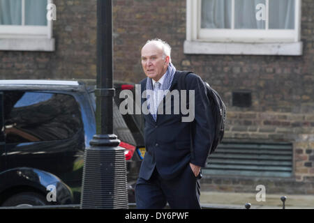 London UK. 8. April 2014. Dr. Vince Cable MP Secretary Of State for Business kommt in der Downing Street für die wöchentlichen Kabinettssitzung Credit: Amer Ghazzal/Alamy Live-Nachrichten Stockfoto