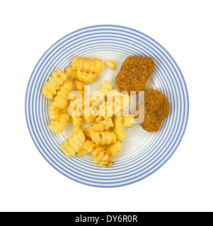 Draufsicht auf eine blau gestreifte Platte mit Chicken Nuggets und Pommes Frites. Stockfoto