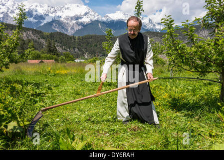 Kloster Stams - das Leben der Zisterzienser-Mönche - Gartenarbeit - Juni 2013 Stockfoto