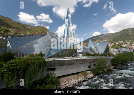 Die glasüberdachte Caldea Spa und der Fluss Valira in das Land von Andorra la Vella Stockfoto