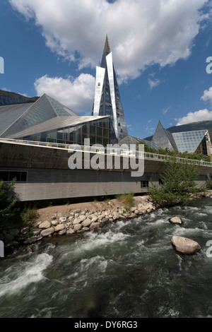 Die glasüberdachte Caldea Spa und der Fluss Valira in das Land von Andorra la Vella Stockfoto