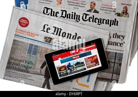 Digital Touchscreen-Tablet mit CNN international News und britischen Daily Telegraph und Französisch Le Monde europäische Zeitungen Stockfoto