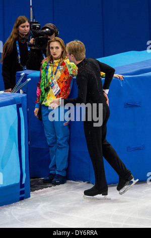 Evgeny Plyushchenko (RUS) zieht sich aus die Männer kurze Programm Eiskunstlauf bei den Olympischen Winterspiele Sotschi 2014 Stockfoto