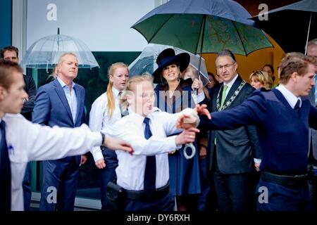 Rotterdam, Niederlande. 8. April 2014. Dutch Queen Maxima (C) und Ahmed Aboutaleb (2. R), Bürgermeister von Rotterdam, eine Sicherheit-Training bei der Eröffnung des Campus Hoogvliet in Rotterdam, 8. April 2014 beobachten. Der Campus umfasst 3 Schulen, ein Wohnhaus für junge Menschen, eine Sportanlage und ein Kunst-Atelier. Bildnachweis: Dpa picture Alliance/Alamy Live News Stockfoto