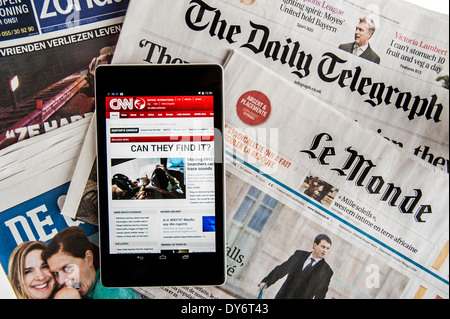 Digital Touchscreen-Tablet mit CNN international News und britischen Daily Telegraph und Französisch Le Monde europäische Zeitungen Stockfoto