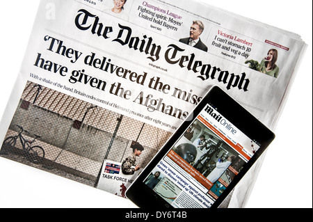 Digital Touchscreen-Tablet mit Online-News der Mail Online auf britischen Daily Telegraph Zeitung auf weißem Hintergrund Stockfoto