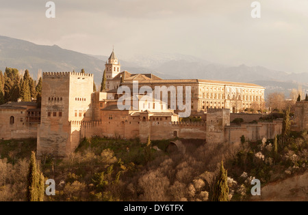 Der Palast von Alhambra, Granada bei Sonnenuntergang, Blick von der Plaza St. Nikolaus, Granada, Andalusien Spanien Europa Stockfoto