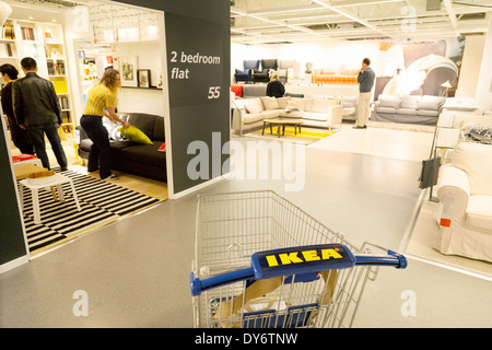 IKEA Katze in ein IKEA Innenraum, mit Menschen Shopping; Wembley, London, Großbritannien Stockfoto