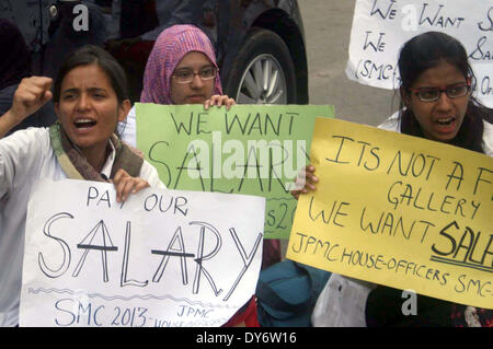 Haus Job Offiziere im Jinnah Post Graduate Medical Centre protestieren gegen A.G Sindh und Sekretär Gesundheit von Sindh und will nicht loslassen gezahlten Zulagen bei einer Protestkundgebung in Karachi-Presse-Club auf Dienstag, 8. April 2014. Stockfoto