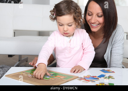 Mutter und Tochter Abschluss Puzzle Stockfoto