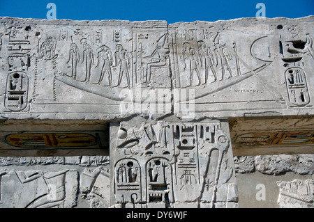 Tempel von Ramses III (1198-1167 v. Chr. – XX ° Dyn.) in Medinet Habu: Reliefs auf Spalten in den königlichen Palast. Stockfoto