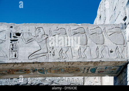 Tempel von Ramses III (1198-1167 v. Chr. – XX ° Dyn.) in Medinet Habu: Reliefs an den Wänden des königlichen Palastes. Stockfoto