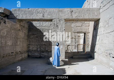 Tempel von Ramses III (1198-1167 v. Chr. – XX ° Dyn.) in Medinet Habu: Reliefs auf den Säulen im Hof des königlichen Palastes. Stockfoto