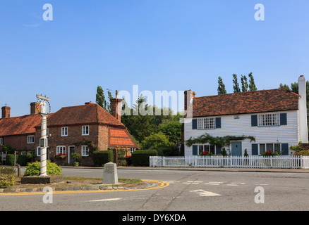 Wealden Ortsschild und Seeregenpfeifer weiß aus Holz clapboard Haus auf A274 Straßenkreuzung in Biddenden, Kent, England, UK, Großbritannien Stockfoto