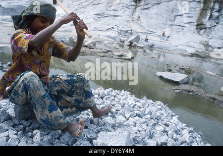 Indien, Karnataka, Kinder arbeiten in Granit Steinbruch in der Nähe von Bangalore Stockfoto