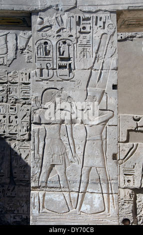 Tempel von Ramses III (1198-1167 v. Chr. – XX ° Dyn.) in Medinet Habu: Reliefs auf den Säulen im Hof des Königspalastes. Stockfoto