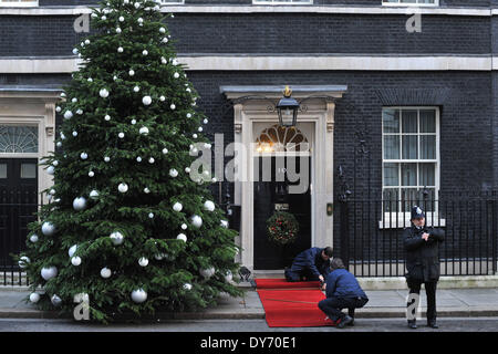 Königin Elizabeth II von Premierminister David Cameron und Frau Samantha erfüllt ist, als sie zur Teilnahme an einer Kabinettssitzung am 10 Downing StreetFeaturing ankommt: Atmosphäre wo: London United KingdomWhen: 18. Dezember 2012 Stockfoto