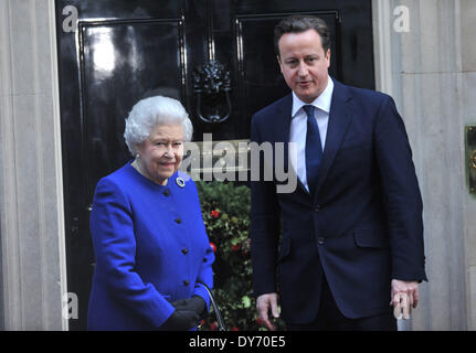 Königin Elizabeth II von Premierminister David Cameron und Frau Samantha erfüllt ist, da sie zur Teilnahme an einer Kabinettssitzung am 10 Downing StreetFeaturing kommt: Königin Elizabeth II, Premierminister David Cameron Where: London United KingdomWhen: 18. Dezember 2012 Stockfoto