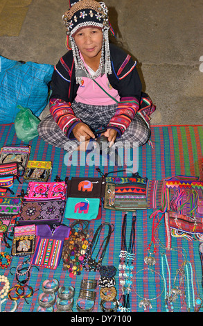 Hill Tribe Hmong Frau verkauft ihr selbstgemachtes Handwerk auf dem Bürgersteig in einem Straßenmarkt in Chiang Rai, Thailand, Südostasien Stockfoto