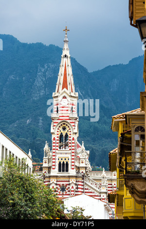 Schöne rot-weiß gestreiften El Carmen Kirche im historischen Zentrum von Bogota, Kolumbien Stockfoto