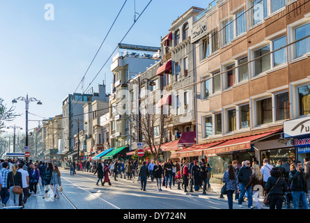 Massen auf Divan Yolu Caddesi, eine der Hauptstraßen der Stadt im Stadtteil Sultanahmet, Istanbul, Türkei Stockfoto