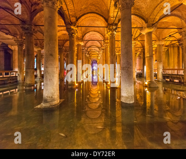 Die Yerebatan Sarnici (die versunkene Zisterne oder Basilika Zisterne), mit Karpfen im Vordergrund, Stadtteil Sultanahmet, Istanbul, Türkei Stockfoto