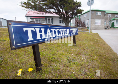 Thatcher Drive in Port Stanley, der Hauptstadt der Falkland-Inseln, benannt nach Margaret Thatcher Stockfoto