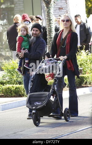 Anthrax-Gitarrist Scott Ian und seiner Familie unterwegs im The Grove Featuring: Scott Ian Where: Los Angeles Kalifornien USA bei: 20. Dezember 2012 Stockfoto