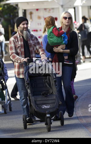 Anthrax-Gitarrist Scott Ian und seiner Familie unterwegs im The Grove Featuring: Scott Ian Where: Los Angeles Kalifornien USA bei: 20. Dezember 2012 Stockfoto
