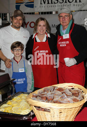 Los Angeles Mission Heiligabend für die Obdachlosen Featuring: Ben Ford, Wendy Greuel, ihr Sohn Thomas, wo Harrison Ford: Los Angeles Kalifornien USA bei: 24. Dezember 2012 Stockfoto