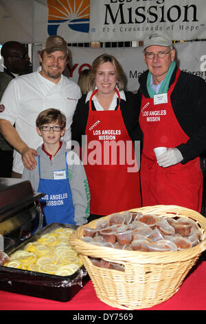 Los Angeles Mission Heiligabend für die Obdachlosen Featuring: Ben Ford, Wendy Greuel, ihr Sohn Thomas, wo Harrison Ford: Los Angeles Kalifornien USA bei: 24. Dezember 2012 Stockfoto