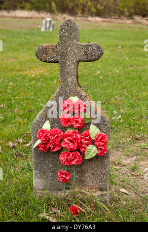 Ein Grabstein für ein geliebter Mensch in einem New England Friedhof eingerichtet. Stockfoto