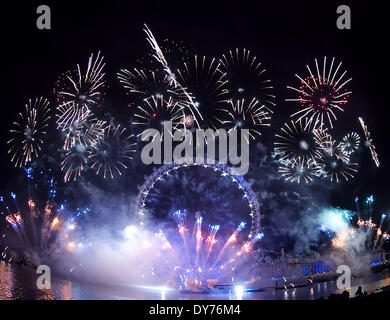 Silvester Feuerwerk auf dem London Eye, Westminster mit zentriert: Silvester Silvester Feuerwerk Herald in 2013, wo: London England bei: 31. Dezember 2012 Stockfoto