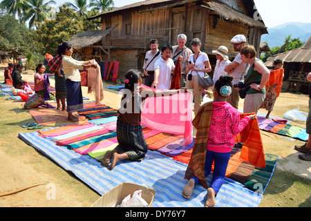 Die Dorfbewohner des Hmong-Stammes zeigen ihren Touristen ihre Nähkunst, um sie auf dem Weg entlang des Mekong-Flussufers, Laos, Laos, zu kaufen Stockfoto